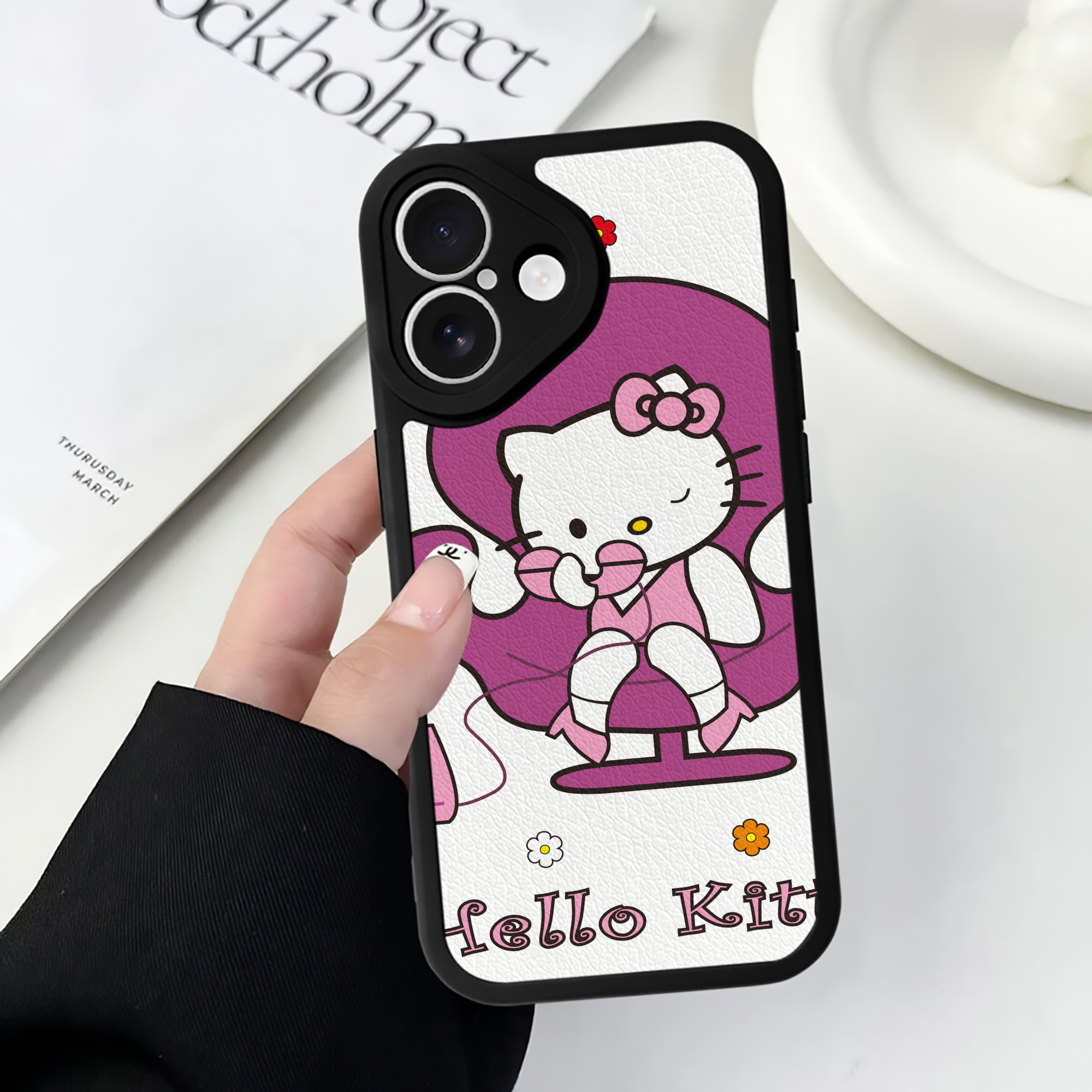 （画像用） Hello Kitty ハローキティ 【iPhone 16シリーズ対応】シリコンスマホケース（レザー調） 材質：シリコン
